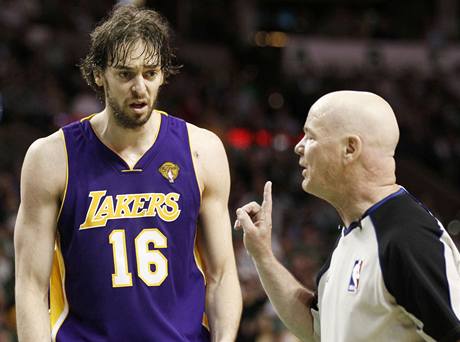 Pau Gasol z LA Lakers a rozhod Joey Crawford