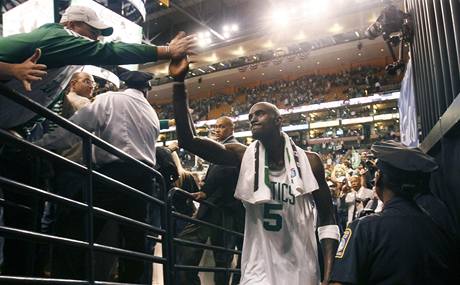 Kevin Garnett z Bostonu Celtics se po vtzstv nad LA Lakers zdrav s fanouky