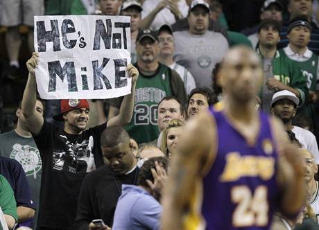 MIKE TO NEN. Kobe Bryant z LA Lakers si znovu musel pest, co si o nm mysl fandov Bostonu Celtics