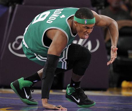 Rajon Rondo z Bostonu Celtics se zved z palubovky v estm finle NBA