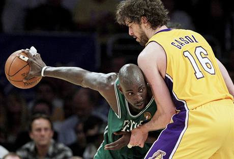 Pau Gasol (vpravo) z LA Lakers zastavuje v estm finle NBA Kevina Garnetta z Bostonu Celtics