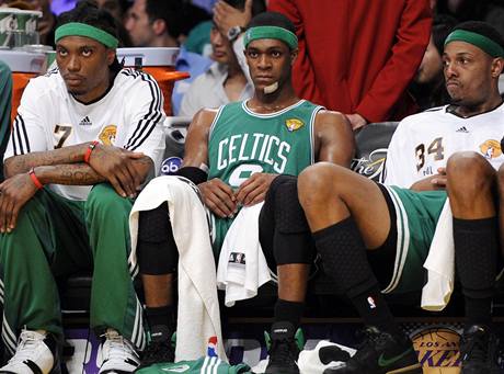 Marquis Daniels, Rajon Rondo a Paul Pierce (zleva) z Bostonu Celtics sleduj posledn vteiny estho finle s LA Lakers.