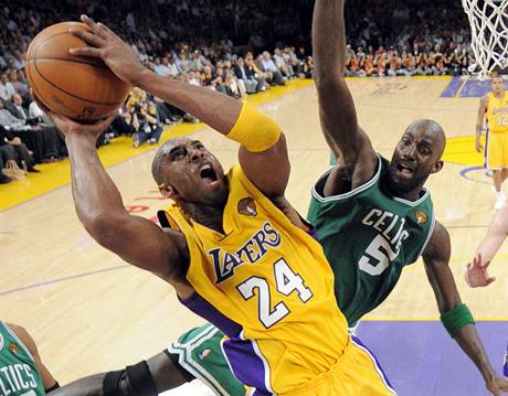Kobe Bryant (vlevo) z LA Lakers pronikl ke koi Bostonu Celtics pes Kevina Garnetta