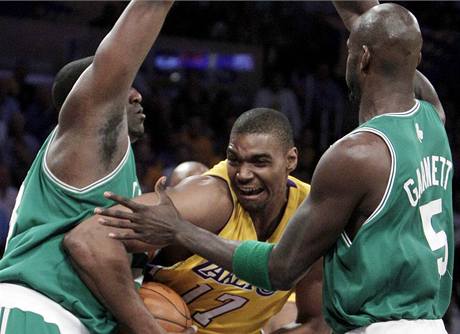 Andrew Bynum (uprosted) z LA Lakers pronik obranou Bostonu Celtics kolem Kendricka Perkinse (vlevo) a Kevina Garnetta