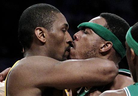 TAK TOMU SE K OSOBN OBRANA! Ron Artest z LA Lakers (vlevo) a Paul Pierce z Bostonu Celtics si jdou do tla.