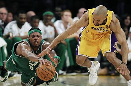 Paul Pierce (vlevo) z Bostonu Celtics a Derek Fisher z LA Lakers bojuj o m.