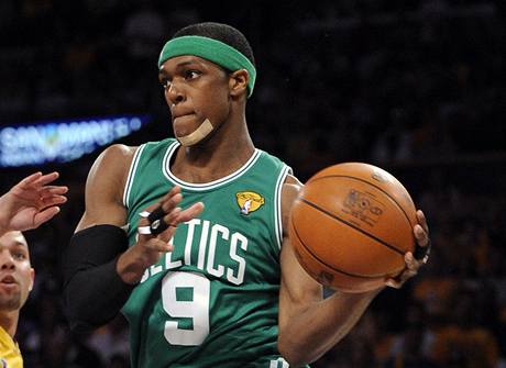 Rajon Rondo z Bostonu Celtics najd pod ko v sedmm finle NBA proti LA Lakers