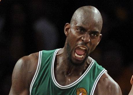Kevin Garnett z Bostonu Celtics se raduje z spnho zakonen v sedmm finle NBA proti LA Lakers