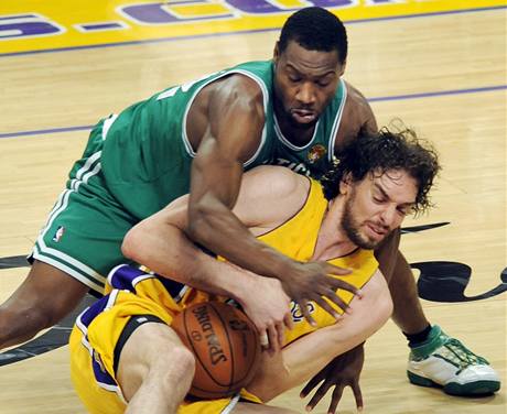 Pau Gasol (na palubovce) z LA Lakers udrel m ped dotrajcm Tonym Allenem z Bostonu Celtics