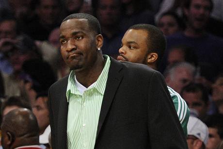 Zrann Kendrick Perkins z Bostonu Celtics u tu, e to s jeho tmem dopadne v sedmm finle NBA nedobe