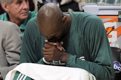 Kevin Garnett z Bostonu Celtics odpov na lavice bhem finle NBa proti LA Lakers