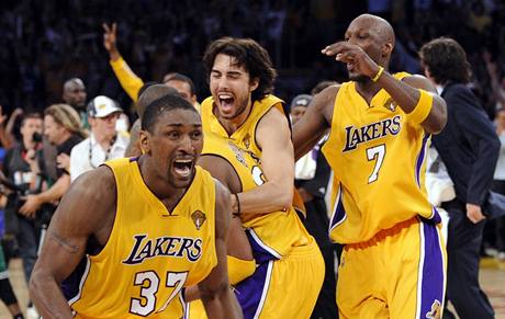 Ron Artest (v poped), Saa Vujai i Lamar Odom se raduj z triumfu LA Lakers ve finle NBA