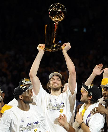 Pau Gasol z LA Lakers s trofej vtze NBA. Vlevo Kobe Bryant, vpravo Saa Vujai