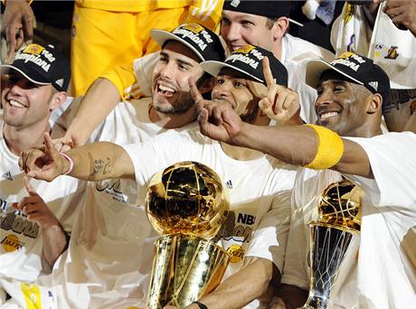 LA Lakers slav triumf v NBA. Zleva Jordan Farmar, Saa Vujai, Luke Walton, Derek Fisher a Kobe Bryant
