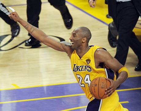 Kobe Bryant z LA Lakers v poslednch vtench sedmho finle NBA u zaal slavit.