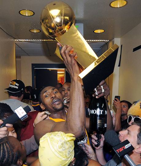 Ron Artest z LA Lakers se novinm chlub trofej pro vtze NBA
