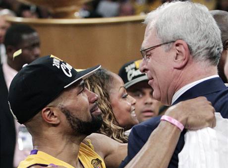 Derek Fisher (vlevo) a jeho trenr z LA Lakers Phil Jackson se raduj z triumfu v NBA