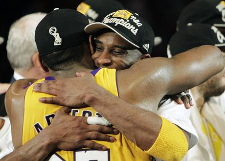 Ron Artest a Kobe Bryant z LA Lakers slav triumf v NBA 
