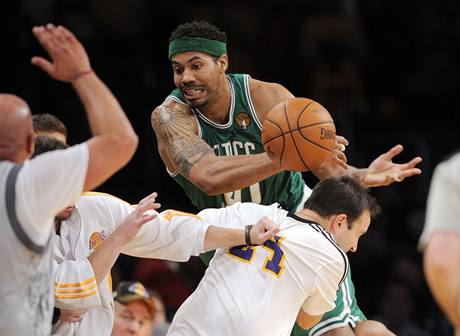 Rasheed Wallace z Bostonu Celtics skonil bhem sedmho finle NBA v hlediti. M ale neuhjil.