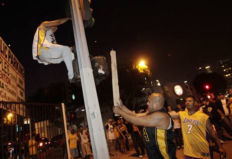 Fanouci LA Lakers slav triumf svho klubu v ulicch msta hodn svrzn - demolovnm mstskho majetku