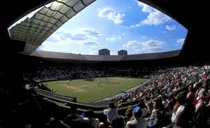 O vstupenky na Wimbledon je vdy obrovský zájem, a proto klub poádá veejnou loterii o vstupenky na Centrální kurt a kurty . 1 a 2.