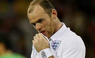 KONEC TRÁPENÍ. Útoník Wayne Rooney ví, e se mu utkání s Alírskem nepovedlo.
