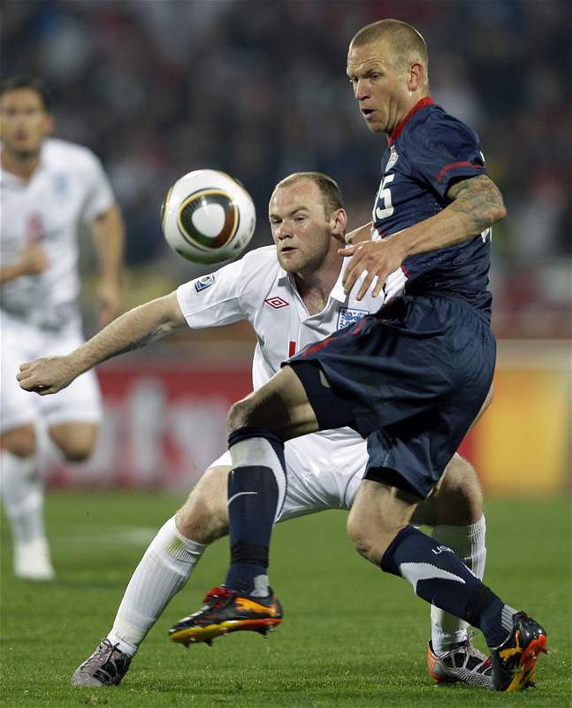 Anglický útoník Wayne Rooney svádí souboj o mí s americkým obráncem Jayem DeMeritem.