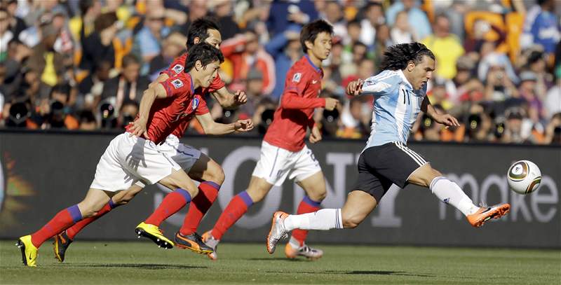 Argentinec Gonzalo Higuaín se raduje ze vstelené branky do jihokorejské sít. (17. ervna 2010)