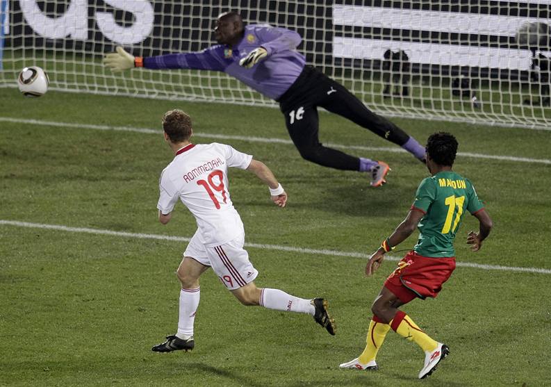 GÓL ÍSLO 2. Dán Rommedahl dává vítzný gól svého týmu do sít Kamerunu. 