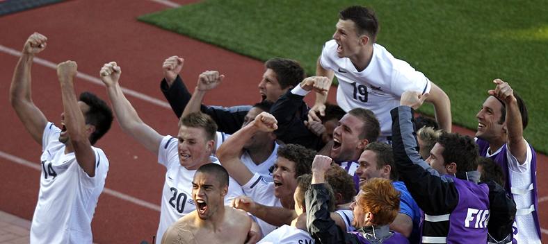Novozéland�tí fotbalisté a fanou�ci se z remízy se Slovenskem radovali, sázka� byl ale zklamaný.