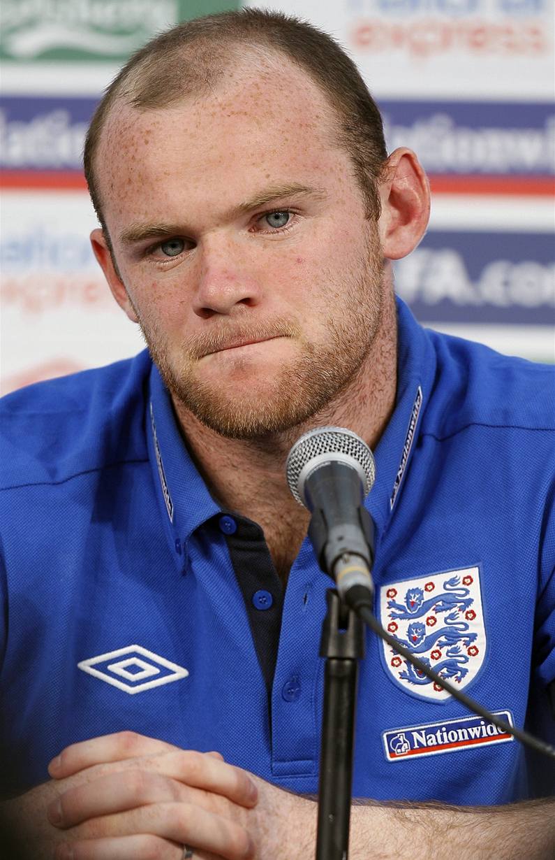 Anglický úto�ník Wayne Rooney odpovídá na tiskové konferenci.