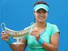 ínská tenistka Li Na s trofejí pro vítzku turnaje v Birminghamu