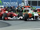 TLAENICE. Felipe Massa z Ferrari (vlevo) naboural do Adriana Sutila s vozem stáje Force India ve Velké cen Kanady. 