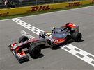 CÍL. Lewis Hamilton z McLarenu projel jako první cílem ve Velké cen Kanady.