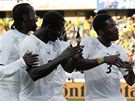 OSLAVNÝ TANEEK. Fotbalisté Ghany oslavují v zápase proti Austrálii gól typickým zpsobem.