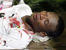 IJE? Ghanský fotbalista John Pantsil se zranil v zápase s Austrálií. Na tomto snímku vypadá jako mrtvý.
