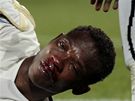 KREV. Ghanský fotbalista John Pantsil se zranil pi utkání s Austrálií. Je hodn otesený a z nosu mu tee krev.