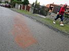Vrah zastelil v Brn expolicistu z kauzy soudce Berky. Na snímku stopy krve zasypané pískem na ulici Prokopv kopec (16.6.2010)