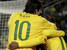 GÓLOVÁ RADOST. Brazilci pibíhají gratulovat stelci prvního gólu do sít KLDR Maiconovi.