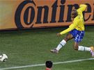 Brazilský obránce Maicon dává první gól svého týmu do sít KLDR.