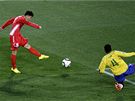 Severokorejský Jun-nam (vlevo) stílí Brazilcm gól, senzace v podob bodového zisku se ale nekonala.