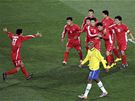 Hrái Severní Koreje se radují z gólu do sít Brazílie.