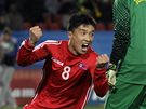Stelec jediného severokorejského gólu Jun-nam se raduje za zády pekonaného brankáe Césara.