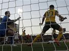 RUKA! Australský záloník Kewell se práv dotkl míe rukou ve vlastní estnáctce, Ghana bude kopat penaltu.