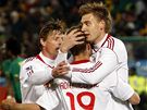 Fotbalisté Dánska gratulují spoluhrái Bendtnerovi (vpravo) k jeho tref proti Kamerunu.