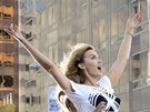 Zpvaka Kylie Minogue pi natáení klipu All The Lovers