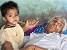 Indka Rajo Devi Lohanová (72 let) se svou osmnáctimsíní dcerou Naveen