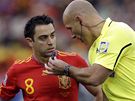 TAK POSLOUCHEJ panlský záloník Xavi Hernandez a rozhodí Howard Webb z Anglie.