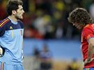 ZKLAMÁNÍ Iker Casillas (vlevo) a Carles Puyol nemohou uvit, e panlsko na mistrovství svta podlehlo výcarsku.
