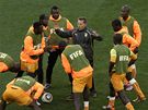 Trenér afrického týmu udílí poslední pokyny ped zápasem s Portugalskem